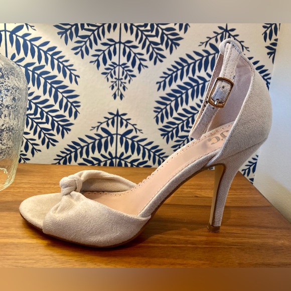 Cream suede heels.  Size 8 - Picture 2 of 9